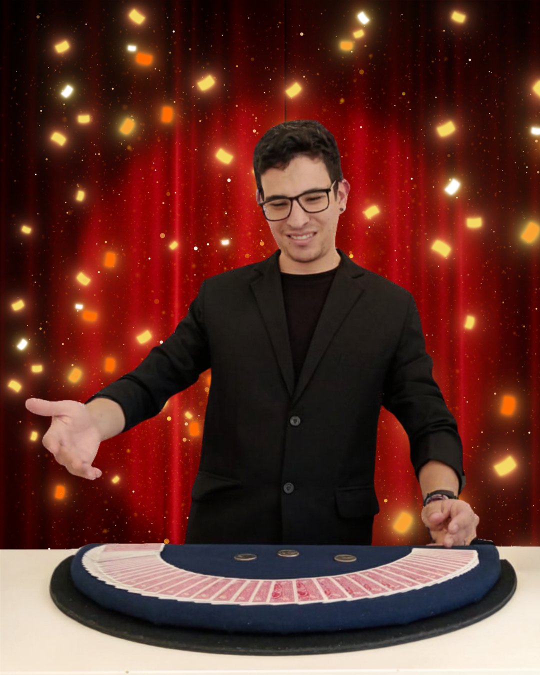 Mago Jau haciendo magia con cartas y monedas