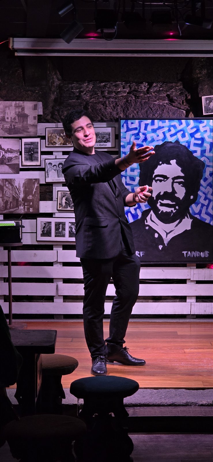 Mago Jau sobre el escenario