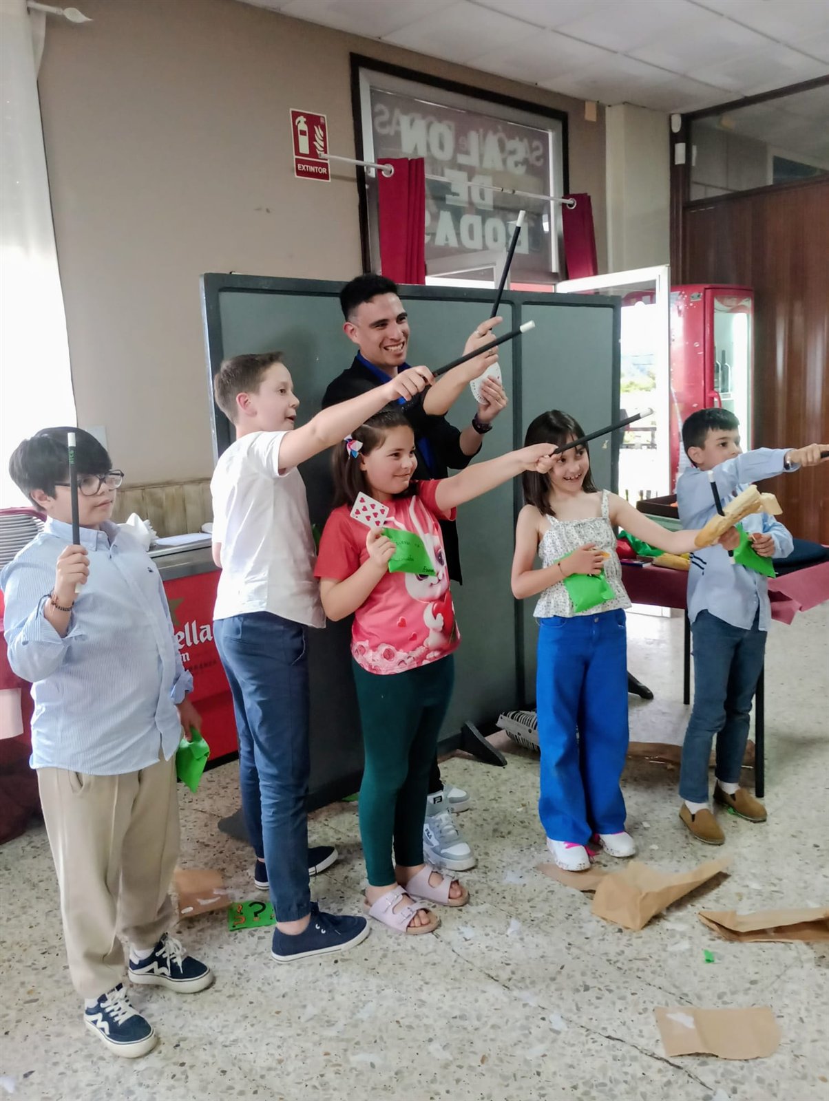 Niños participando en un taller de magia