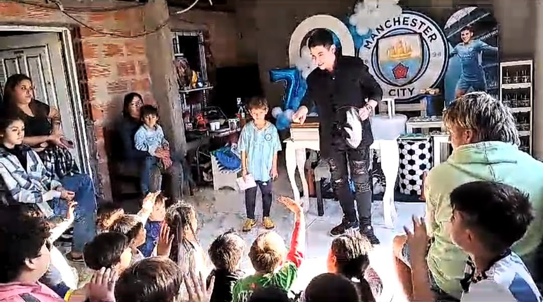 Niños participando en el show familiar de Mago Jau
